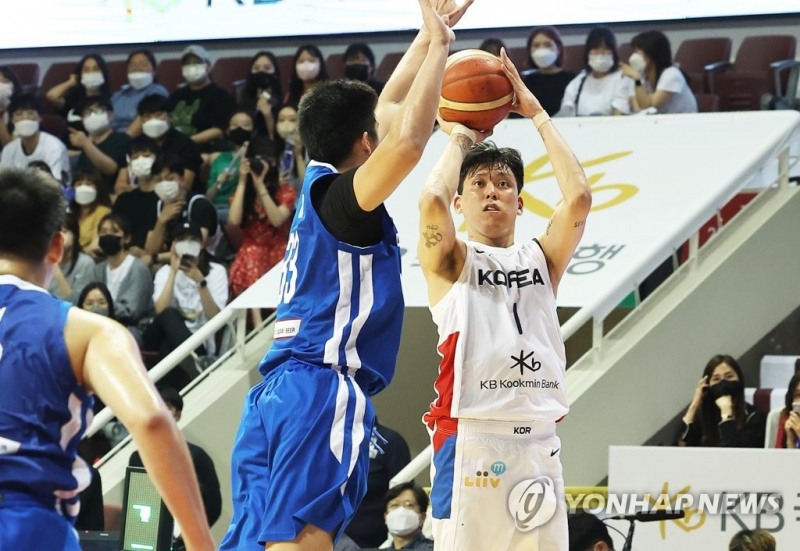 (안양=연합뉴스) 17일 오후 경기도 안양실내체육관에서 열린 남자농구 국가대표 평가전 한국과 필리핀의 경기. 한국 최준용이 슛을 하고 있다.