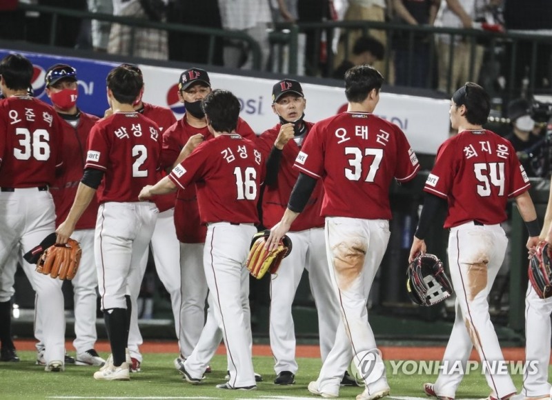 (부산=연합뉴스) 17일 부산 사직야구장에서 열린 프로야구 SSG 랜더스와 롯데 자이언츠의 경기에서 6-2로 승리한 SSG 선수들이 기쁨을 나누고 있다.