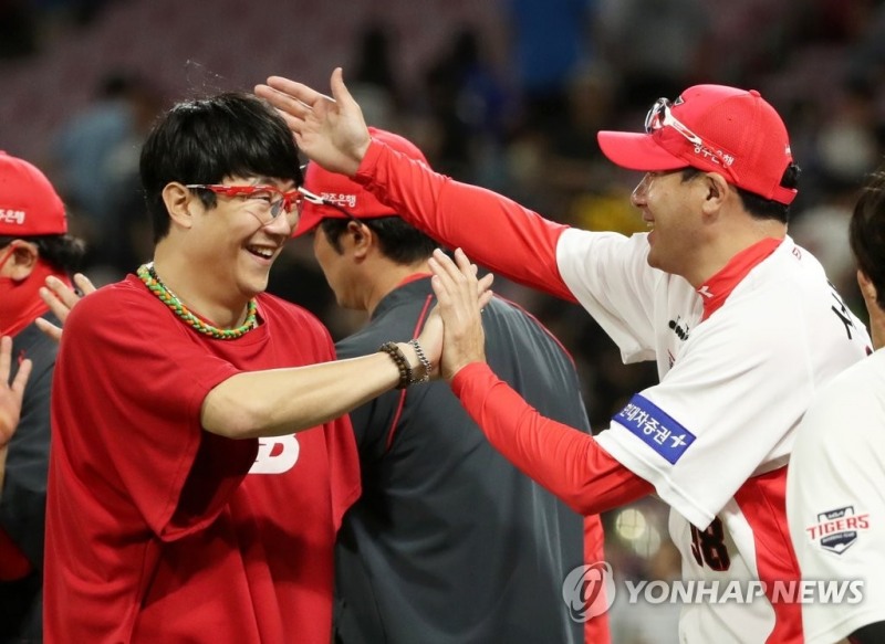 (광주=연합뉴스) 17일 광주기아챔피언스필드에서 열린 프로야구 2022 KBO리그 삼성 라이온즈와 KIA 타이거즈의 경기에서 승리투수가 된 KIA 양현종이 서재응 코치의 축하를 받고 있다.