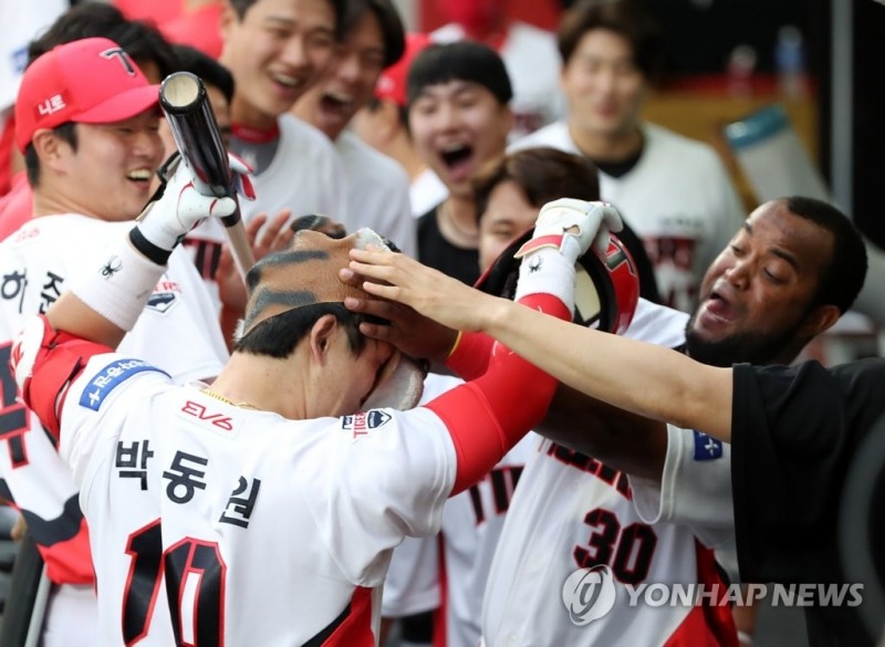 (광주=연합뉴스) 17일 광주기아챔피언스필드에서 열린 프로야구 2022 KBO리그 삼성 라이온즈와 KIA 타이거즈의 경기에서 KIA 박동원이 2회말에 역전을 시키는 백투백 홈런을 날리고 홈인한 뒤 더그아웃에서 소크라테스의 격렬한 환영을 받고 있다.