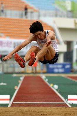 한국 멀리뛰기 1인자 김덕현이 2016 한·중·일 친선육상경기대회 남자 멀리뛰기 결승에서 7m89를 기록해 우승을 차지하는 모습. [연합뉴스 자료사진]