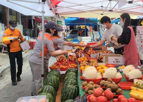홍천소방서·홍천읍여성의용소방대, 전통5일장 맞아 안전캠페인 전개