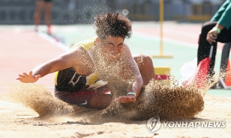 지난 해 전국체전 멀리뛰기에 참가한 선수가 모래판으로 떨어지고 있는 모습. [연합뉴스 자료사진]