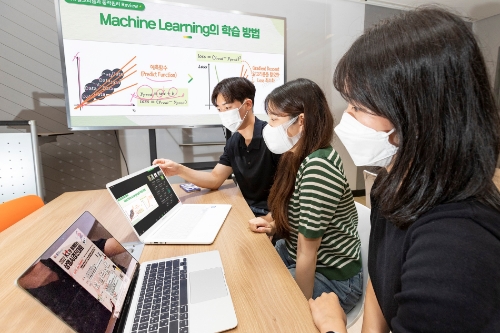 KT가 대한민국 청년들의 디지털 역량을 높이기 위해 상명대와 함께 AI 경진대회 ‘AIFB Jam Session’을 개최한다. 사진은 본선에 참여한 상명대 학생들이 AI 프로젝트를 수행하고 있는 모습