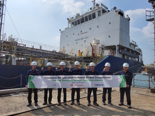 SK지오센트릭이 생산한 리뉴어블 벤젠 2천톤이 지난 14일 울산 CLX SK부두에서 첫 수출 길에 올랐다