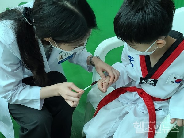 분당자생한방병원의료진이국기원승품·단심사대회중부상당한선수에게침치료를하고있다.