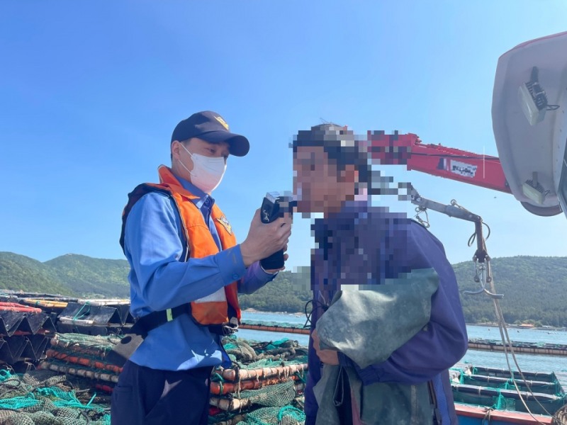 음주운항 특별 단속 모습 (사진제공 = 완도해양경찰서)