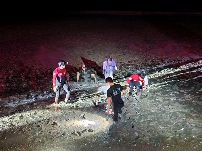 목포해경이 야간 해루질을 하다 고립된 4명을 구조하고 있다. (사진제공 = 목포해양경찰서)