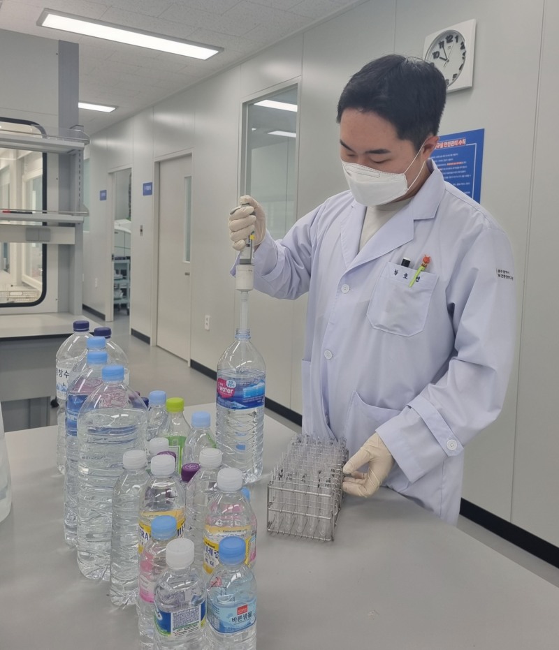 먹는 샘물 유해물질 검사 모습 (사진제공 = 광주광역시)