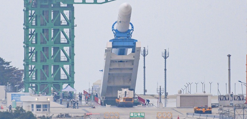순수 국내 기술로 설계 및 제작된 한국형 발사체 누리호(KSLV-Ⅱ)가 2차 발사일을 하루 앞둔 20일 전남 고흥군 나로우주센터 발사대에 기립해 있다. [뉴시스]