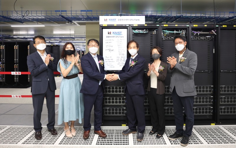 (왼쪽부터) KT 김이한 융합기술원장, KT 배순민 AI2XL연구소장, KT 구현모 대표, KAIST 이광형 총장, KAIST 류석영 전산학부장, KAIST 이동만 공과대학장/사진 제공 = KT