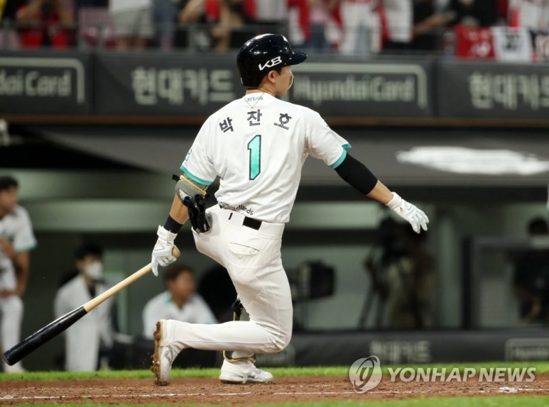 (광주=연합뉴스) 21일 광주기아챔피언스필드에서 열린 프로야구 2022 KBO리그 롯데 자이언츠와 KIA 타이거즈의 경기에서 KIA 박찬호가 4회말 2사 2, 3루에서 2타점 적시타를 때리고 있다.