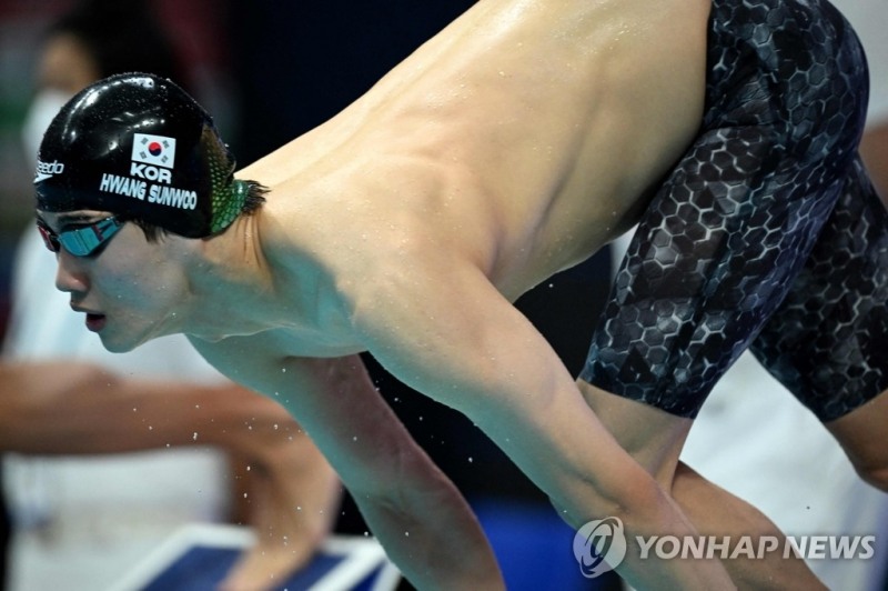 (부다페스트 AFP=연합뉴스) 수영선수 황선우(19)가 20일(현지시간) 헝가리 부다페스트 두나 아레나에서 개최된 2022 국제수영연맹(FINA) 세계선수권대회 남자 자유형 200ｍ 결승전을 준비하고 있다. 황선우는 1분44초47의 한국 신기록으로 루마니아의 다비드 포포비치(17)에 이어 2위를 기록했다.