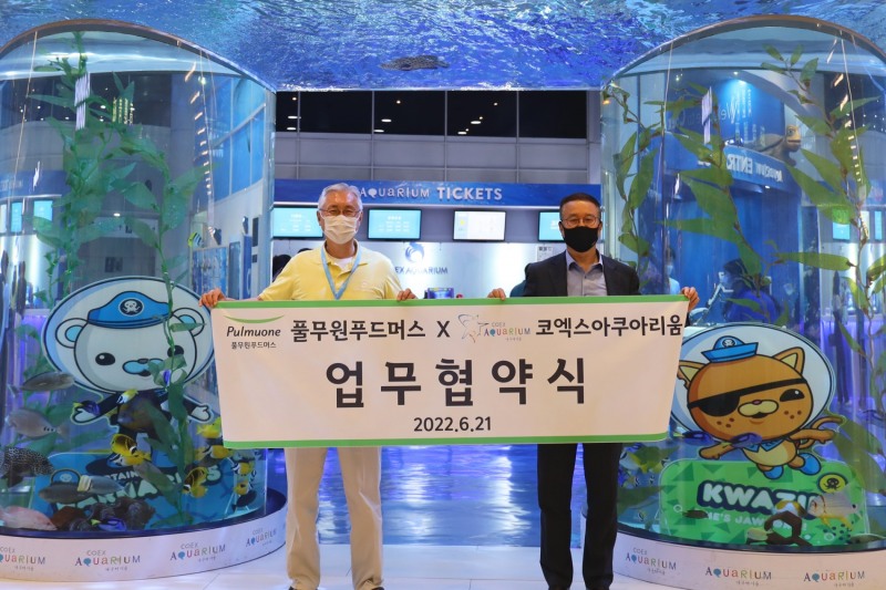 천영훈 영업FU 대표(오른쪽)와 코엑스 아쿠아리움 김영필 대표/사진 제공 = 풀무원