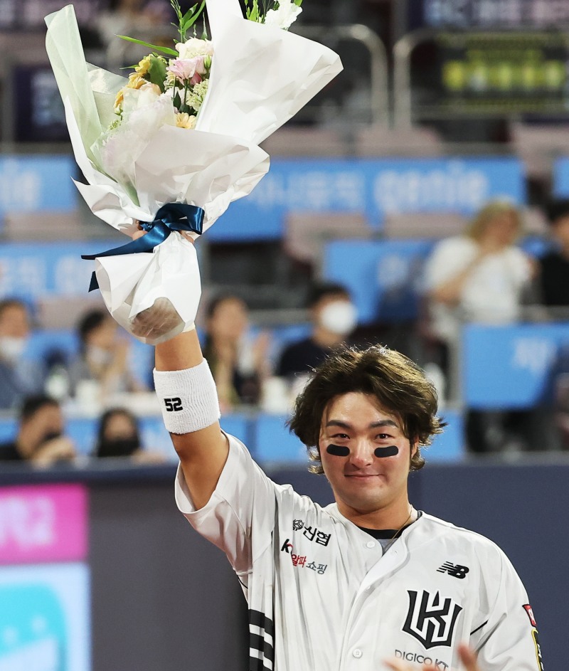 9년 연속 20홈런 KBO 리그 신기록을 쓴 박병호가 꽃다발을 받고 팬들의 환호에 답하고 있다.[연합뉴스 제공]