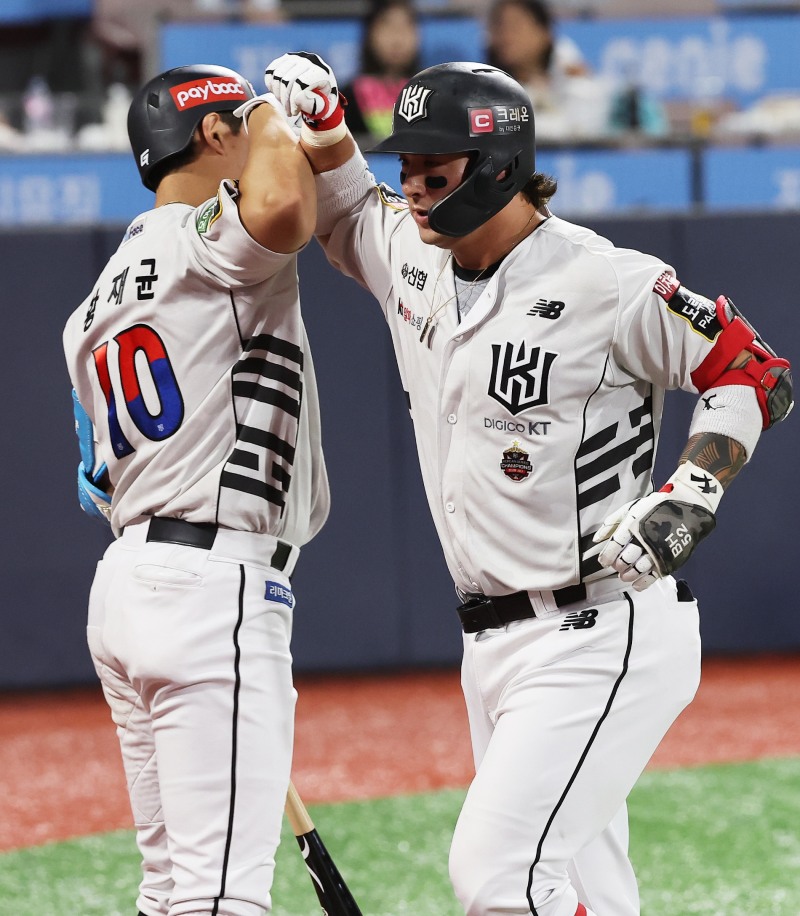 박병호가 21일 수원 NC전에서 5회 시즌 20 홈런을 날린 뒤 황재균의 축하를 받고 있다.[연합뉴스]
