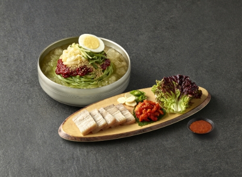 bhc 족발상회 ‘매콤냉칼국수 보쌈세트’ 이미지