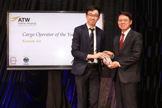 엄재동 대한항공 화물사업본부장(오른쪽)이 첸 추안렌(Chen Chuanren) ATW 아태지역 편집장(Senior Editor)과 기념사진을 촬영하고 있는 모습