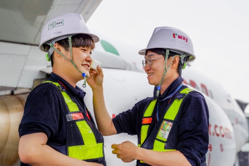 티웨이항공 정비사들이 김포공항 주기장에서 새로 지급된 선스틱 제품을 바르고 항공기 정비 및 점검 업무를 수행하고 있다.