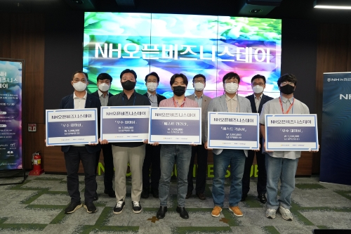 21일 NH농협은행 양재R&D센터에서 개최된 'NH오픈비즈니스데이' 행사에 참석한 농협은행 임직원들과 우수 스타트업 관계자들이 기념촬영을 하고 있다. (뒷줄 왼쪽부터 농협은행 R&D센터 김봉규 센터장, 한국핀테크지원센터 이문락 단장, 농협은행 데이터부문·디지털플랫폼부문 이상래 부행장, 농협은행 DT전략부 최동하 부장)