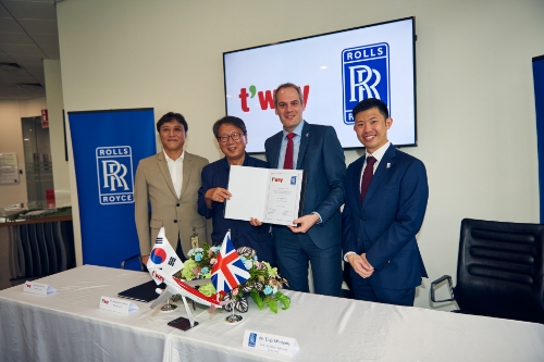 왼쪽부터 나성훈 티웨이 부회장, 정홍근 티웨이 대표이사, 타이스 미데마(Thijs Miedema) 롤스로이스 아시아태평양 지역 판매 및 고객 담당 부사장, 벤 간 (Ben Gan)롤스로이스 아시아 태평양 지역 고객 마케팅 이사