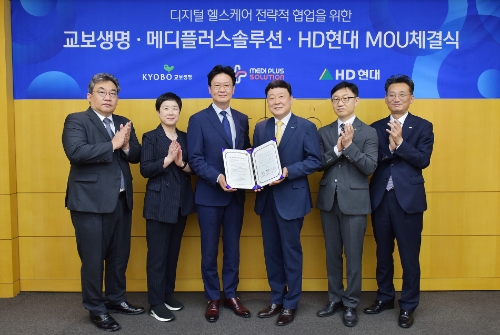 현대중공업그룹 모바일 헬스케어 솔루션 기업인 메디플러스솔루션이 HD현대, 교보생명과 '디지털 헬스케어에서 상호투자에 기반한 전략적 협업을 위한 MOU'를 체결했다. (왼쪽부터 HD현대 부지홍 상무, 메디플러스솔루션 배윤정 대표이사, HD현대 김완수 신사업추진실장, 교보생명 편정범 대표이사, 조규식 상무, 김종훈 상무)/사진 제공 = 현대중공업그룹