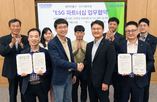 (앞줄 왼쪽부터) 현대차 H스타트업팀 노현석 팀장, 현대차 오픈이노베이션투자실장 황윤성 상무, SGI서울보증 전략기획본부장 온민우 상무, SGI 서울보증 경영지원실 신민철 실장/사진 제공 = 현대차그룹