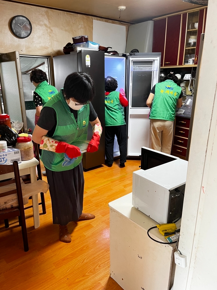 군산시 조촌동 주거환경개선 봉사활동 모습 (사진제공 = 군산시)