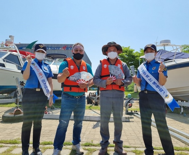 목포해경이 수상레저 안전문화 확산 캠페인 홍보를 하고 있다. (사진제공 = 목포해양경찰서)