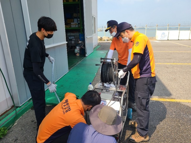 해경이 방제장비를 점검하고 있다. (사진제공 = 서해지방해양경찰청)