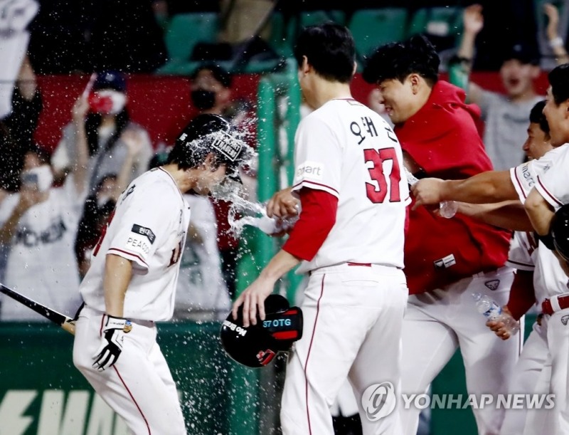 (인천=연합뉴스) 22일 인천 SSG 랜더스필드에서 열린 프로야구 SSG 랜더스와 두산 베어스의 경기. 10회말 끝내기 희생플라이를 친 김성현(왼쪽 첫 번째)이 동료들로부터 물세례를 맞고 있다.