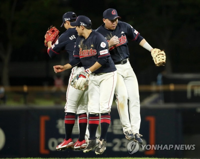 (광주=연합뉴스) 22일 광주기아챔피언스필드에서 열린 프로야구 2022 KBO리그 롯데 자이언츠와 KIA 타이거즈의 경기에서 롯데 선수들이 연장전 끝에 KIA를 7-5로 꺾고 승리 세리머니하고 있다.