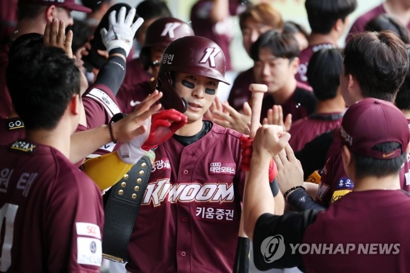 (대구=연합뉴스) 22일 오후 대구 삼성라이온즈파크에서 열린 프로야구 '2022 신한은행 쏠(SOL) KBO 리그' 키움 히어로즈와 삼성 라이온즈 경기. 1회초 1사 주자 2루 상황에서 타석에 선 키움 이정후가 2점 홈런을 친 뒤 동료들의 축하를 받고 있다.