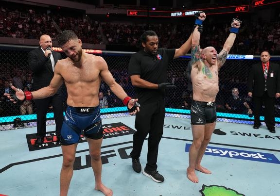 승리 판정에 환호하는 에밋과 어이없다는 제스처의 케이터. (사진=UFC)