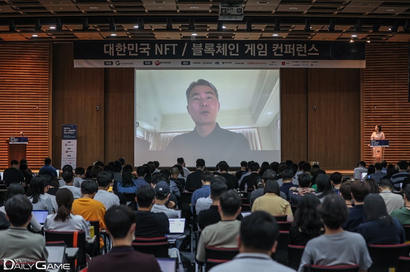 싱가포르 출장 중인 위메이드 장현국 대표가 화상 연결을 통해 '대한민국 NFT/블록체인 게임 컨퍼런스' 기조 연설에 나서고 있다.