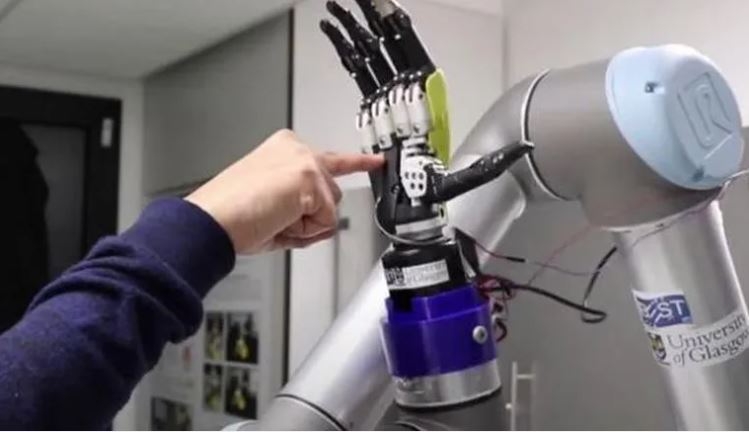 통증을 학습한 전자스킨으로 씌운 로봇은 사람 손가락을 가져다 대면 뒤로 움츠러든다. [글래스고대학교]