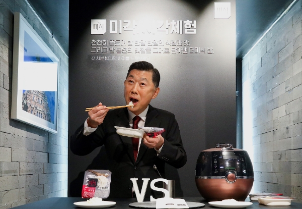 김홍국 하림그룹 회장이 더미식 밥과 밥솥밥을 비교 시식하고 있다. 사진=하림