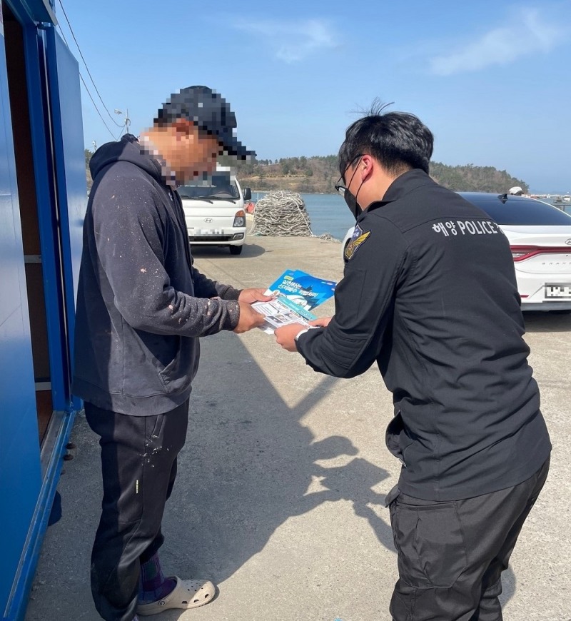 목포해경이 어선 선저폐수 적법처리 캠페인 홍보를 하고 있다 (사진제공 = 목포해양경찰서)