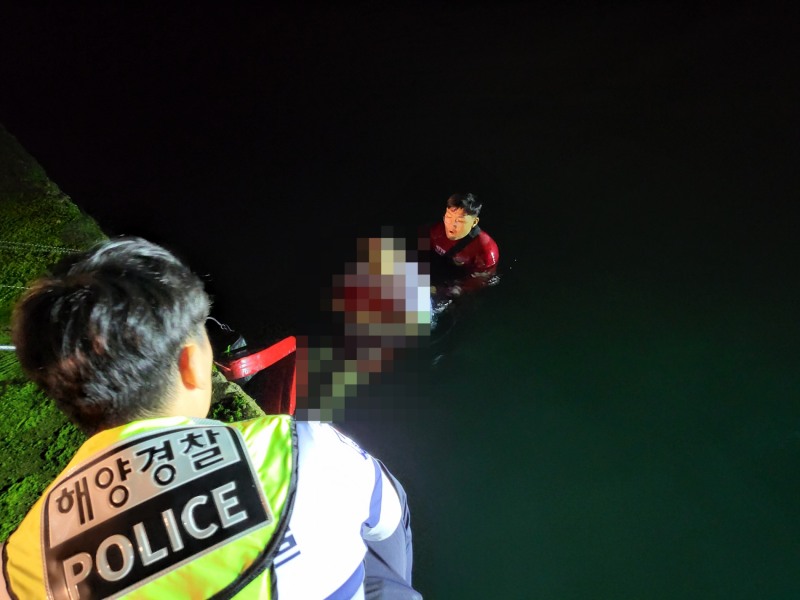 여수해경이 익수자를 구조하고 있다. (사진제공 = 여수해양경찰서)