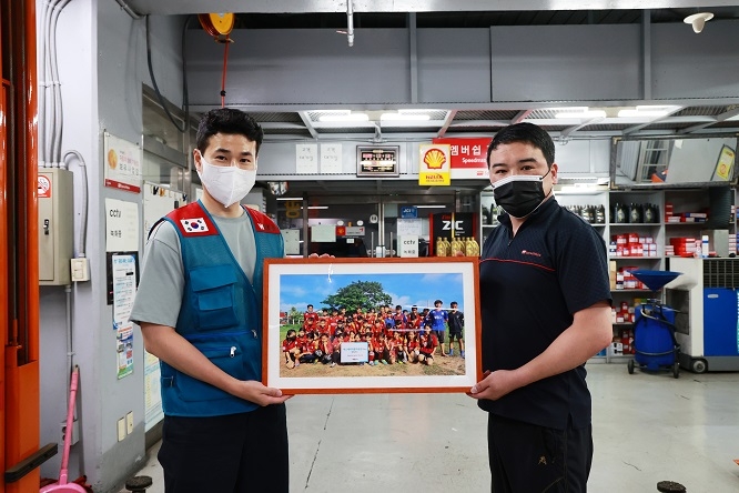 오른쪽 에스제이자동차공업사 김학만 대표 / 제공=세계교육문화원