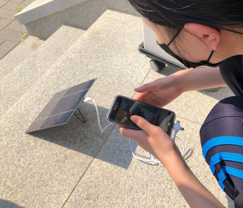 사진 = 태양광핸드폰 충전기