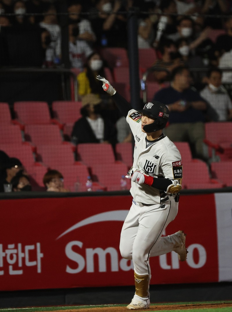 24일 수원 LG전에서 프로데뷔 처음으로 연타석홈런을 날린 장준원이 환호하고 있다.[연합뉴스 제공]  