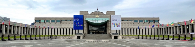 부영그룹 이중근 회장이 6.25전쟁에 참전한 22개국 참전 용사들에게 감사의 마음을 표현하고자 용산 전쟁기념관 평화의광장에 참전비를 제작‧설치 기증했다.