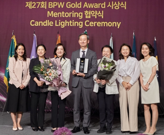 CJ제일제당 최은석대표 BPW Gold Award 수상 모습.최은석 CJ제일제당 대표(왼쪽부터 네번째)가 24일 서울 중구 플라자호텔에서 열린 제27회 BPW 골드어워드 시상식에서 수상후 여성임원 및 장영자 BPW한국연맹 회장(왼쪽부터 세번째)과 함께 기념촬영하고 있다. 사진 왼쪽부터 장민아 CJ제일제당 ESG센터장, 김소영 CJ제일제당 AHN사업본부장, 장영자 회장, 최은석 대표, 민희경 CJ사회공헌추진단장, 김숙진 CJ제일제당 비비고그룹장, 신유진 CJ제일제당 만두GSP장.