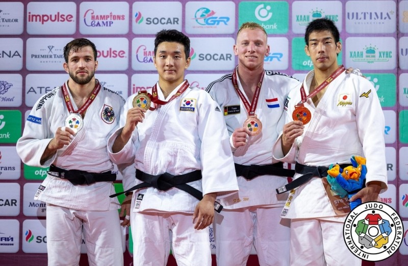 남자 유도 81㎏급 유망주 이준환(20·용인대)이 25일 몽골 울란바토르 스텝 아레나에서 열린 국제유도연맹(IJF) 2022 울란바토르 그랜드슬램 남자 81㎏급에서 금메달을 차지한 뒤 포즈를 취하고 있다. 맨 오른쪽은 도쿄올림픽 금메달리스트인 일본의 나가세 다카노리.