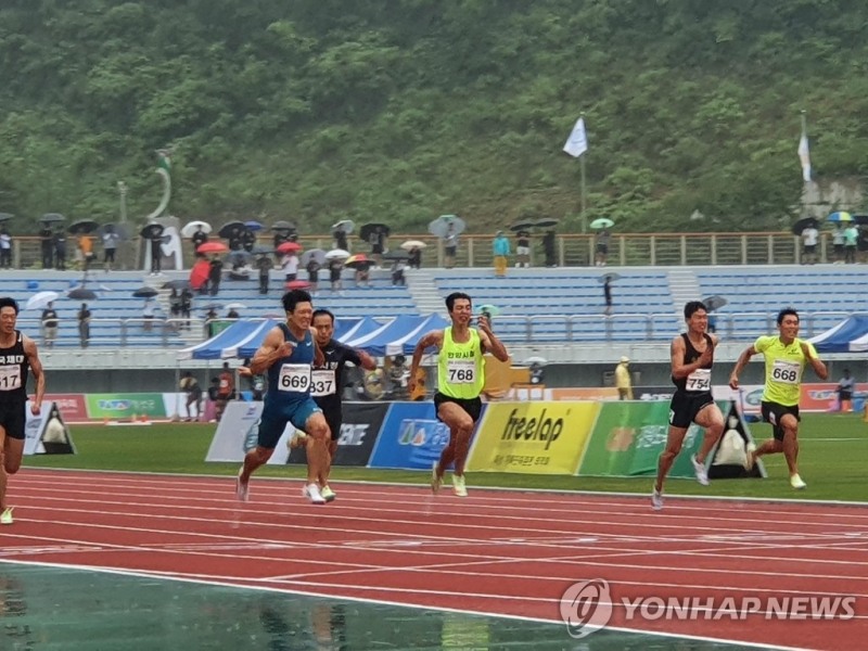 김국영(669번)이 23일 강원도 정선종합운동장에서 열린 제76회 전국육상경기선수권 남자 100m 결선에서 강한 비를 뚫고 역주하고 있다.