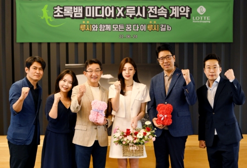 롯데홈쇼핑이 개발한 가상인간 ‘루시’가 지난 24일(금) 서울 서초구 잠원동 초록뱀미디어 본사에서 콘텐츠 제작사 ‘초록뱀미디어’의 소속 아티스트로 전속 계약을 체결했다. (왼쪽부터 롯데홈쇼핑 이보현 미디어사업부문장, 초록뱀미디어 황원미 이사, 김세연 부회장, 롯데홈쇼핑 신성빈 마케팅본부장, 김정도 디지털휴먼팀장) /사진 제공 = 롯데홈쇼핑