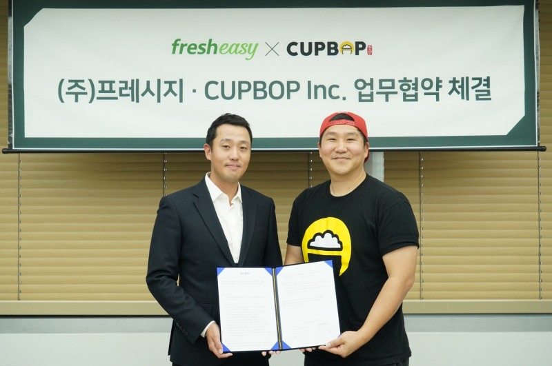 프레시지 정중교 대표(왼쪽) CUPBOP 송정훈 대표가 업무협약을 체결한 후 기념사진을 촬영하고 있다