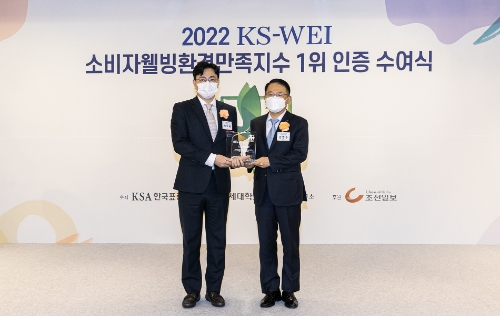 KCC 서호영이사(왼쪽)가 소비자웰빙환경만족지수 창호재 부문 수상 후 국제표준협회 강명수 회장(오른쪽)과 기념촬영을 하고 있다.