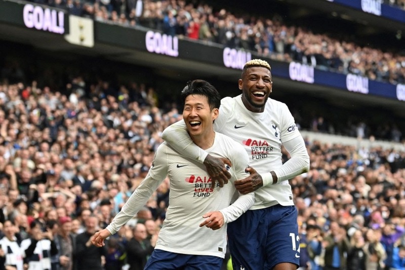 득점한 손흥민과 기쁨을 나누고 있는 에메르송 로얄(오른쪽)